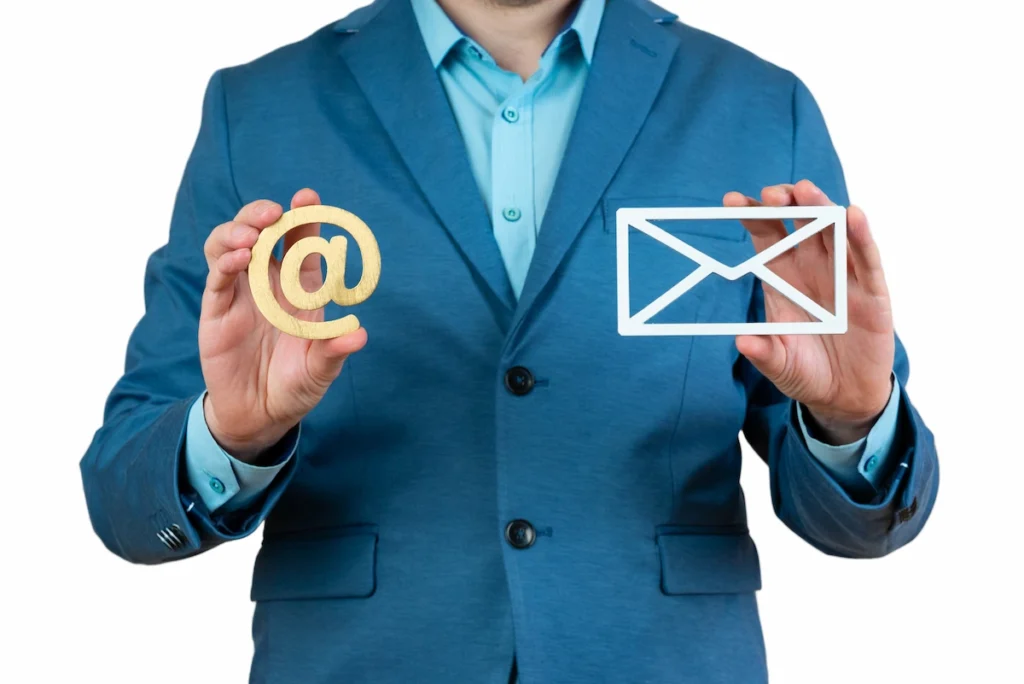 main-d-homme-d-affaires-tenant-l-icone-d-e-mail-lette-concept-d-enveloppe-postale-de-spam-e-mail-inter main-d-homme-d-affaires-tenant-l-icone-d-e-mail-lette-concept-d-enveloppe-postale-de-spam-e-mail-inter